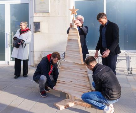 Predaja dobrodelne lesene jelke. Foto: Jaka Ivančič. 